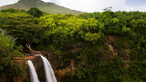 悬崖边壮阔的双瀑布