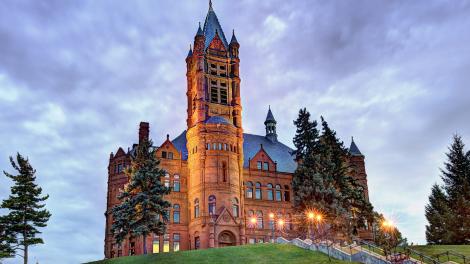 完工于 1889 年，罗马复兴风格的克劳斯纪念学院楼