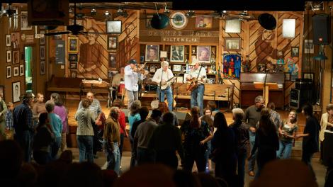 周六晚上在弗吉尼亚州希尔顿小镇的 Carter Family Fold 住所进行的表演，这里靠近田纳西州布里斯托尔