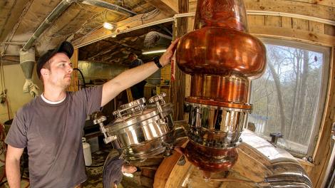 位于弗吉尼亚州阿宾登和威斯维尔中途的阿巴拉契亚山脉的烈酒蒸馏装置