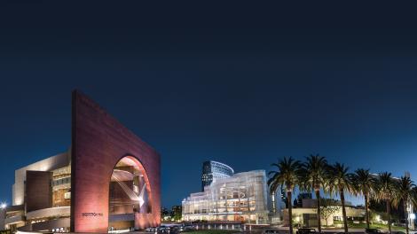 瑟格尔斯特罗姆艺术中心在夜晚亮起了灯 瑟格尔斯特罗姆艺术中心在夜晚亮起了灯