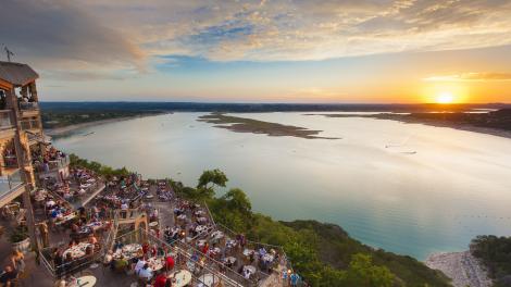 特拉维斯湖畔绿洲餐厅壮观的日落美景