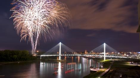 烟花照亮密苏里河上的鲍勃·克里人行桥