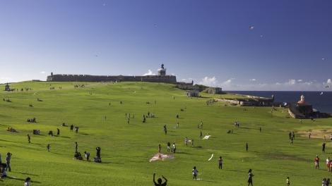 天气晴朗时在埃尔莫罗城堡野餐和放风筝