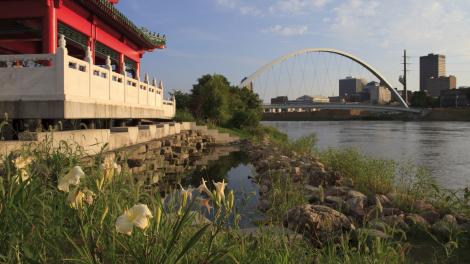 连接一座日本花园和这座城市的玻璃栈桥