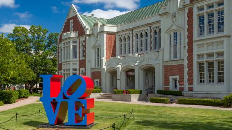 俄克拉荷马大学游客服务中心前用来装饰草坪的雕塑