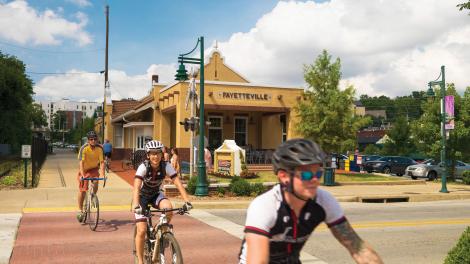 沿着穿过城市中心的 Razorback Regional Greenway 绿道骑行 沿着穿过城市中心的 Razorback Regional Greenway 绿道骑行