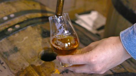 在肯塔基州列克星敦 James E. Pepper 酒厂的酒桶旁品尝波旁酒