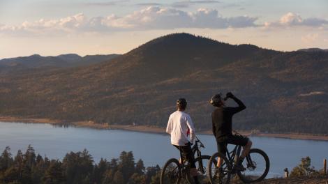 秋季山地自行车旅途中的壮丽湖景 秋季山地自行车旅途中的壮丽湖景