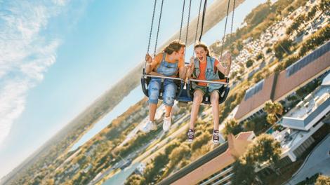 乘坐国际大道上的奥兰多旋转飞轮，在城市上空旋转翱翔