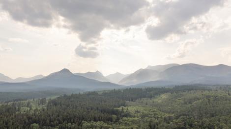 蒙大拿州冰川国家公园的山峦景观
