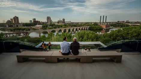 在明尼阿波利斯的格思里剧院(Guthrie Theater)欣赏密西西比河迷人的景色 在明尼阿波利斯的格思里剧院(Guthrie Theater)欣赏密西西比河迷人的景色