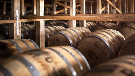 肯塔基州巴兹敦的巴兹敦波旁威士忌公司内摆满波本威士忌桶的储藏室