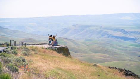 公路旅行者在爱达荷州的刘易斯顿山观景台拍照留念