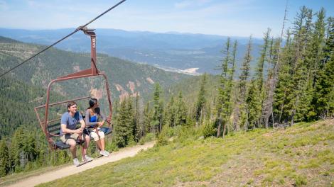 爱达荷州银谷中的银山度假区的夏日高空缆车