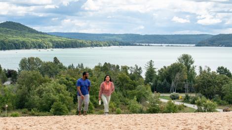 漫步在密西根州特拉弗斯城附近的睡熊沙丘国家湖岸