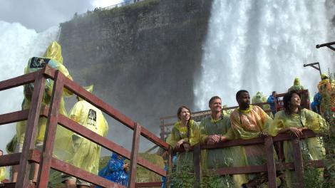 在风之洞的木板道上漫步观景