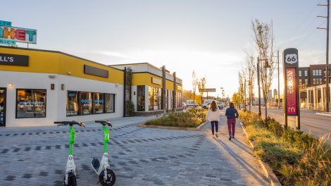 沿着标志性的 66 号公路，探索这座友好城市的美国怀旧风情和现代景点