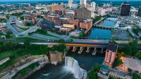  夜幕降临时罗切斯特市中心鸟瞰图