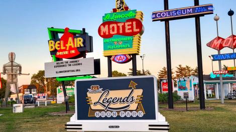 在 66 号公路 Legends Neon Park 公园的霓虹灯中徜徉 在 66 号公路 Legends Neon Park 公园的霓虹灯中徜徉