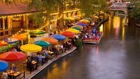 暮色下的圣安东尼奥河畔步道