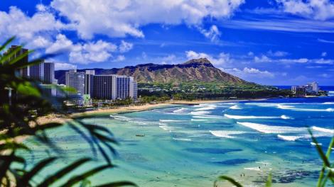 Diamond Head towers over Waikīkī Beach in Honolulu, Hawaiʻi
