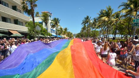 在这些对 LGBT 群体友好的海滨小镇沐浴阳光 在这些对 LGBT 群体友好的海滨小镇沐浴阳光
