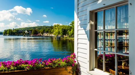 从梅勒迪斯的湖滨别墅一眼望去如画的景色