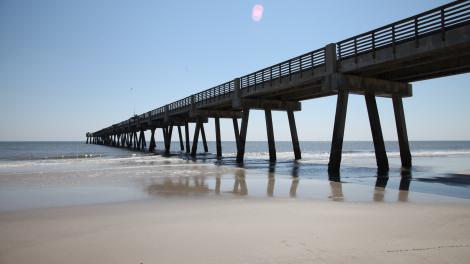 杰克逊维尔码头下方的海滩