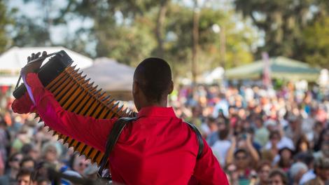 路易斯安那州拉斐特的 Festivals Acadiens et Créoles 音乐节,融合了音乐、美食和手工艺等元素 路易斯安那州拉斐特的 Festivals Acadiens et Créoles 音乐节,融合了音乐、美食和手工艺等元素