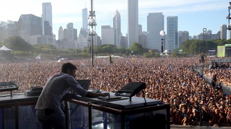 歌手 Flume 在格兰特公园 Lollapalooza 音乐节的 Samsung Stage 舞台上表演 歌手 Flume 在格兰特公园 Lollapalooza 音乐节的 Samsung Stage 舞台上表演