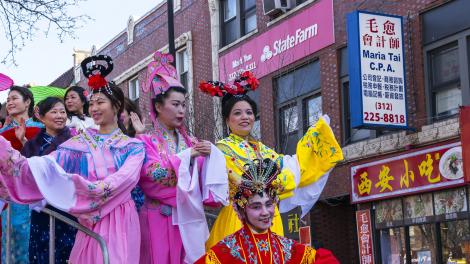 跟随游行人群穿过中国城庆祝春节 跟随游行人群穿过中国城庆祝春节