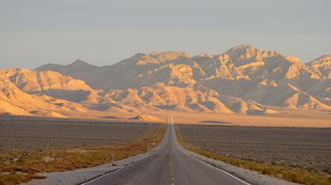 沿着 375 号公路欣赏沿途美丽的内华达州风光
