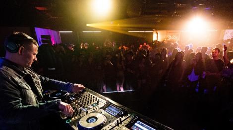 美国Dj、音乐制作人兼混音师 Kaskade 正在展示电子舞曲技巧 美国Dj、音乐制作人兼混音师 Kaskade 正在展示电子舞曲技巧