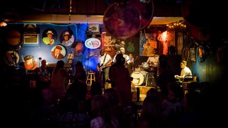 佛罗里达州塔拉哈西 Bradfordville Blues Club 俱乐部内随乐队歌声摇摆的人群 佛罗里达州塔拉哈西 Bradfordville Blues Club 俱乐部内随乐队歌声摇摆的人群
