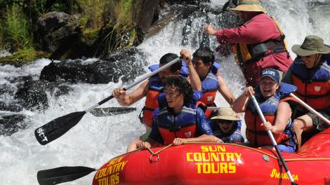 在俄勒冈州中部的湍急河流中享受白水嬉浪的刺激