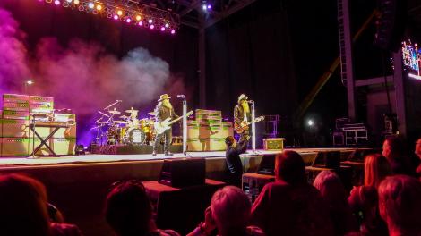 阿肯色州埃尔多拉多墨菲艺术区的 ZZ Top 乐队演出 阿肯色州埃尔多拉多墨菲艺术区的 ZZ Top 乐队演出