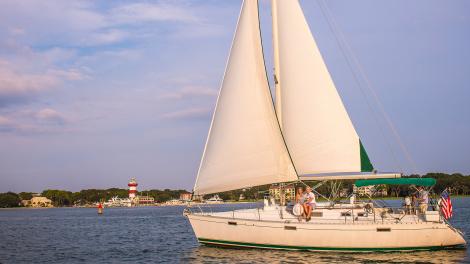 在希尔顿黑德岛附近水域杨帆航行
