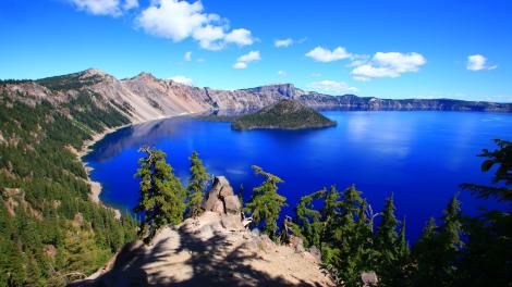 俄勒冈州南部火山口湖国家公园碧蓝色的中央地标 俄勒冈州南部火山口湖国家公园碧蓝色的中央地标