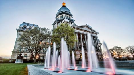 伊利诺伊州州府大楼前黄昏下的喷泉