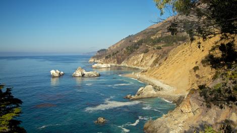 蒙特利海滩旁的岩石