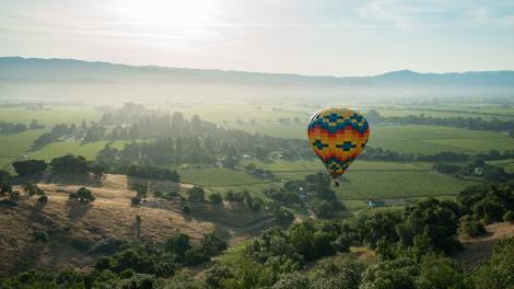 热气球飞过纳帕谷的上方 热气球飞过纳帕谷的上方