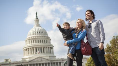 家人参观华盛顿纪念碑以及纪念堂