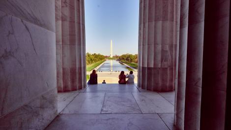 从华盛顿纪念堂的台阶上眺望纪念碑