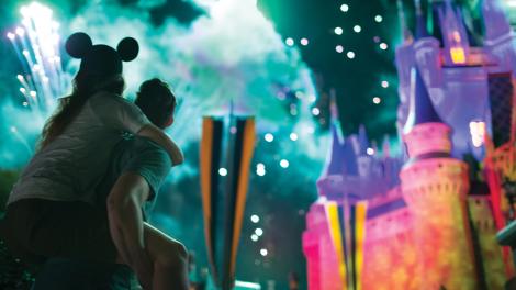 在迪士尼世界的背景下，辛德瑞拉城堡的烟花绽放