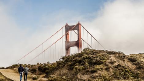在有雾的一天走在看得见金门大桥的小路上