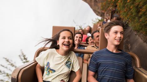 在华特迪士尼神奇王国大雷山过山车上感受风的速度