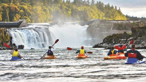 在俄勒冈市的威拉米特瀑布划船