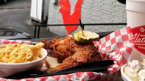 田纳西州纳什维尔 Hattie B’s Hot Chicken 炸鸡店的美食餐盘 田纳西州纳什维尔 Hattie B’s Hot Chicken 炸鸡店的美食餐盘
