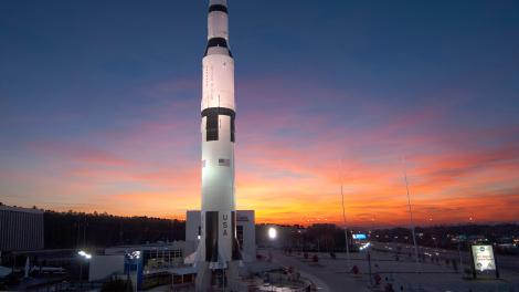 位于阿拉巴马州亨茨维尔美国太空火箭中心 (U.S.Space and Rocket Center) 的土星 5 号运载火箭在日落时分的景象 位于阿拉巴马州亨茨维尔美国太空火箭中心 (U.S.Space and Rocket Center) 的土星 5 号运载火箭在日落时分的景象